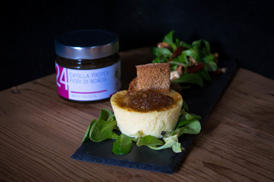 Tortino al formaggio e confettura di cipolle