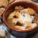 Zuppa di cipolle ggratinata al pecorino