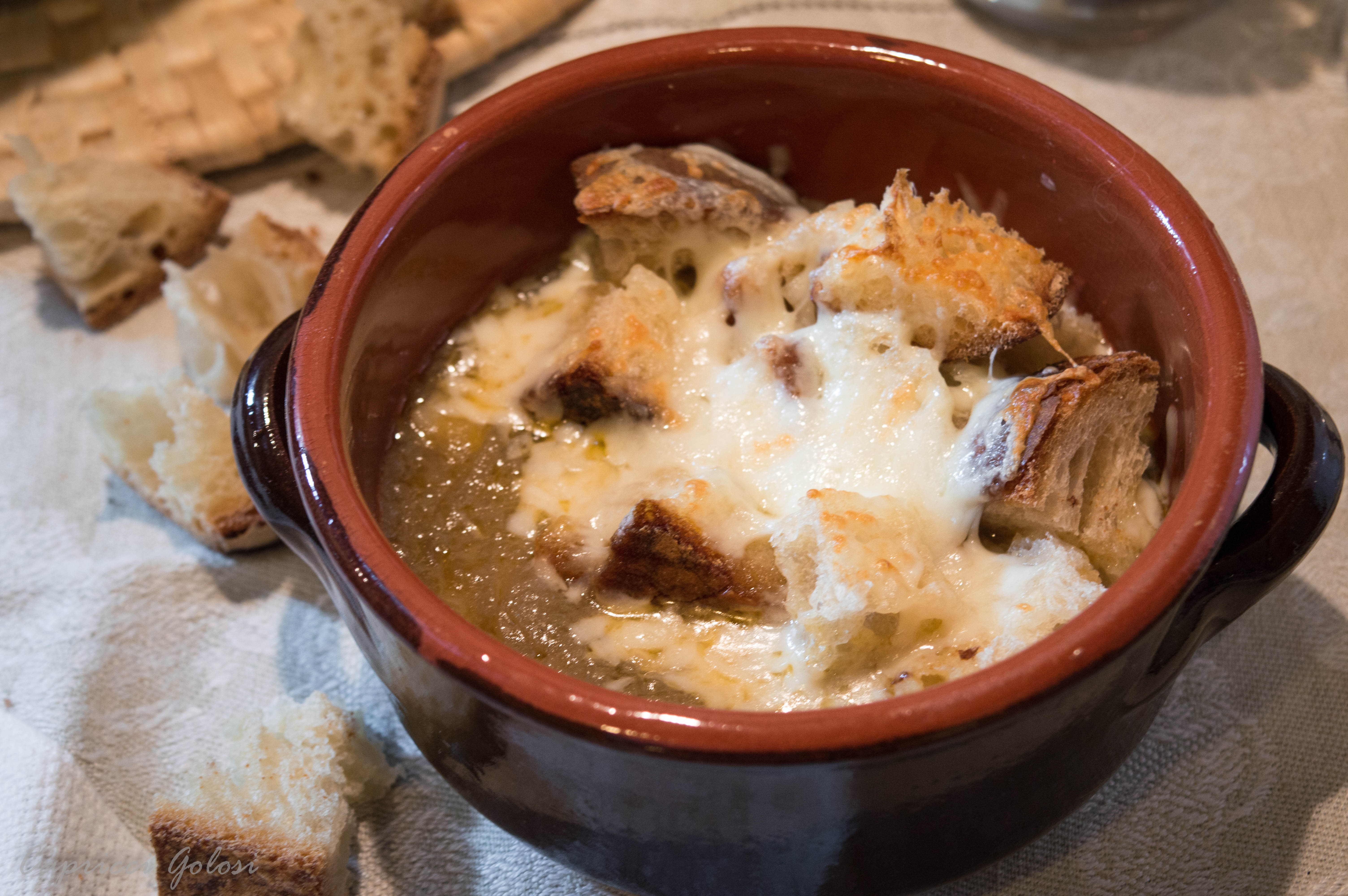 Zuppa di cipolle ggratinata al pecorino