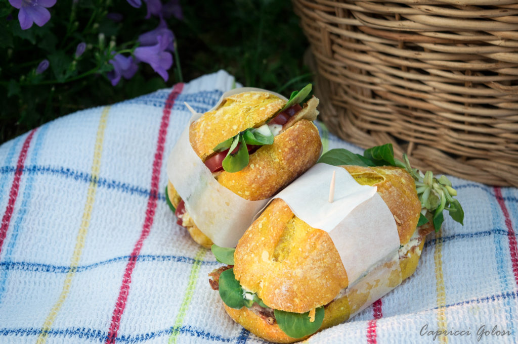 panino frittata cipolle e salsa di yogurt e senape