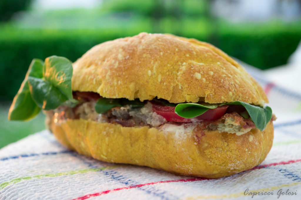 panino frittata cipolle e salsa di yogurt e senape