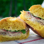 panino frittata cipolle e salsa di yogurt e senape