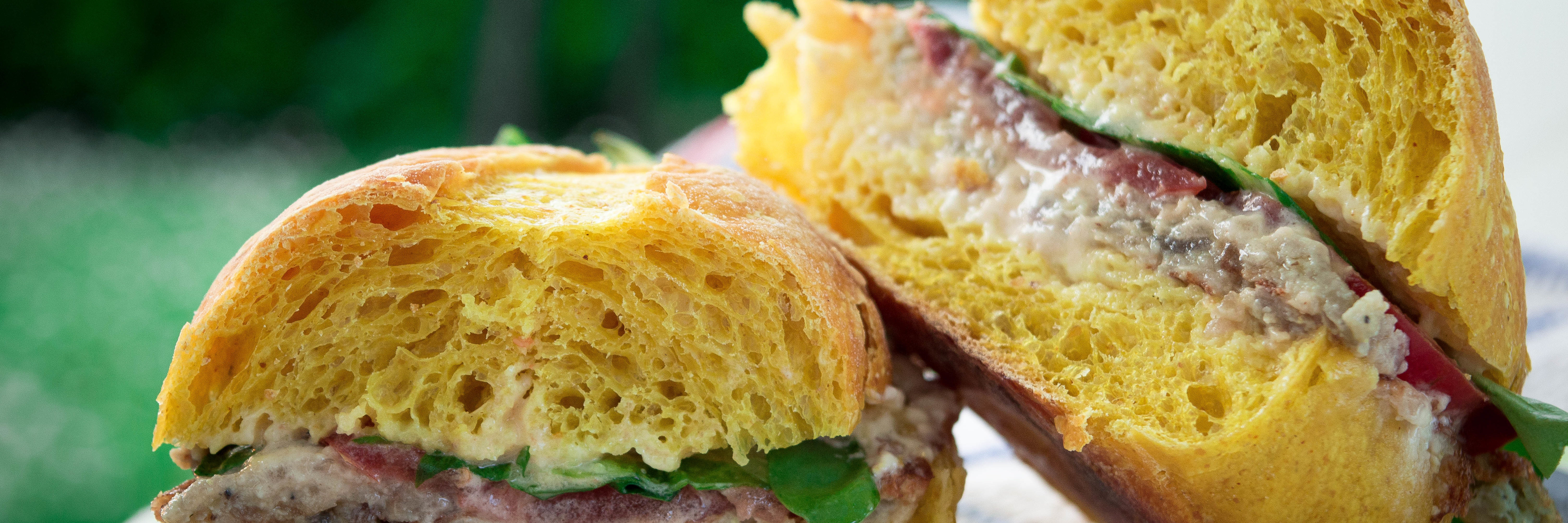 panino frittata cipolle e salsa di yogurt e senape