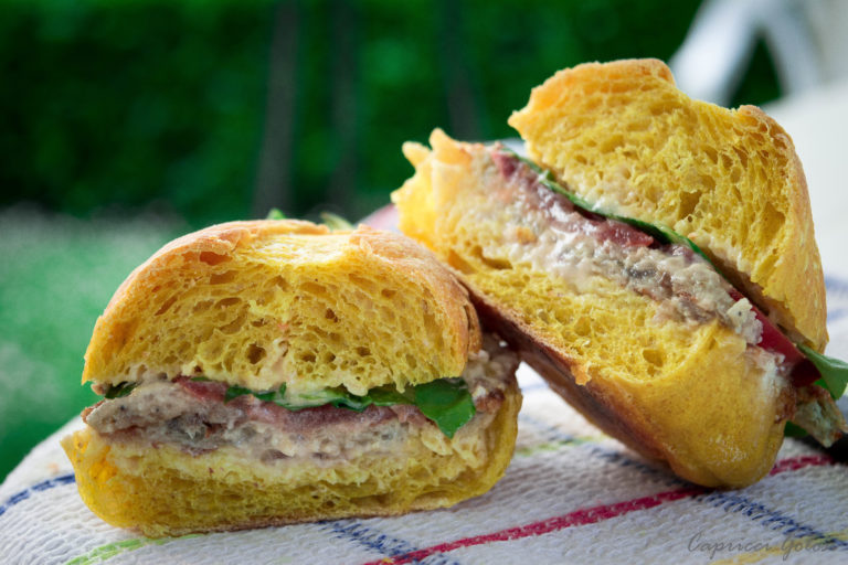 panino frittata cipolle e salsa di yogurt e senape