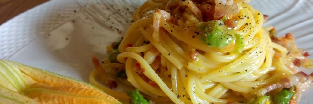 spaghetti alla carbonara con i fiori di zucca spaghetti alla carbonara con i fiori di zucca