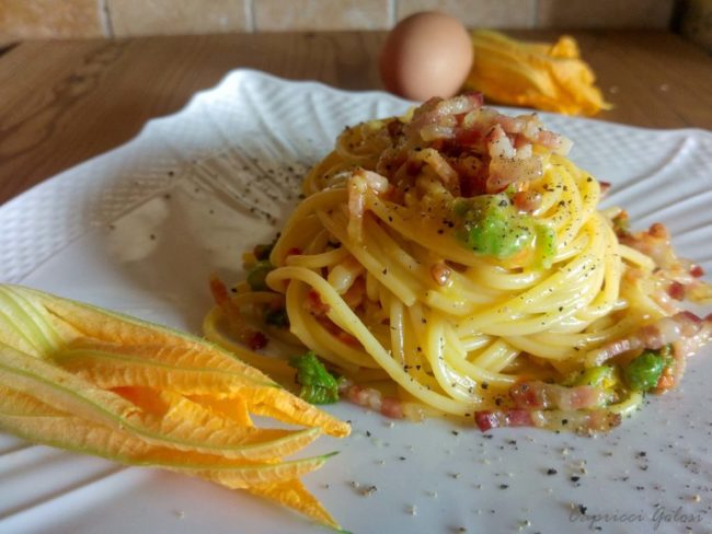spaghetti alla carbonara con i fiori di zucca