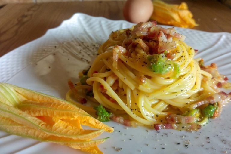 spaghetti alla carbonara con i fiori di zucca spaghetti alla carbonara con i fiori di zucca