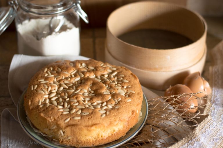 Torta mantovana con i pinoli