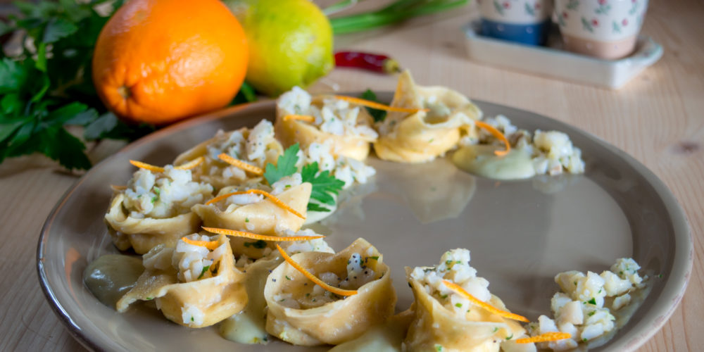 Tortelloni agli agrumi con ragù di merluzzo e topinambur