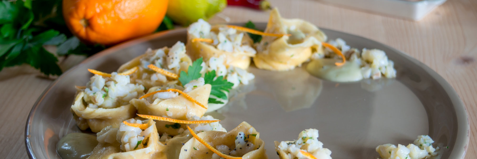 Tortelloni agli agrumi con ragù di merluzzo e topinambur