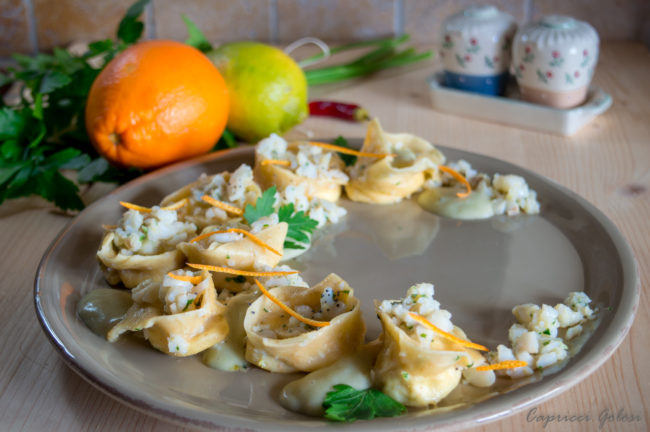 Tortelloni agli agrumi con ragù di merluzzo e topinambur Tortelloni agli agrumi con ragù di merluzzo e topinambur