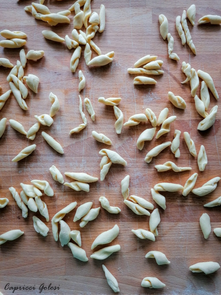 Strozzapreti freschi fatti a mano con funghi e salsiccia ...