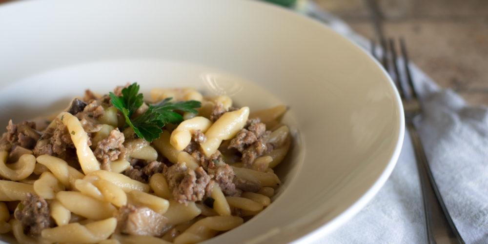 strozzapreti funghi e salsiccia