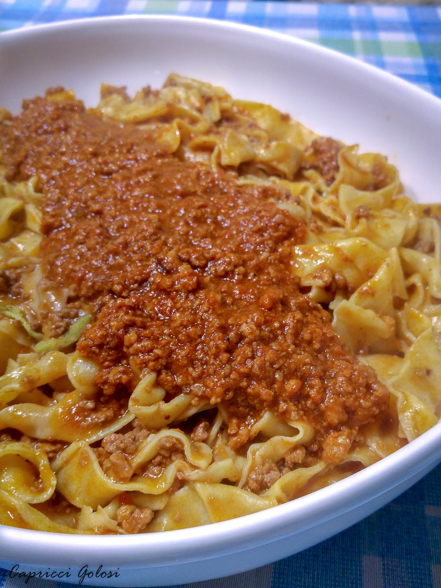 ragù o sugo di carne sulle tagliatelle ragù o sugo di carne sulle tagliatelle